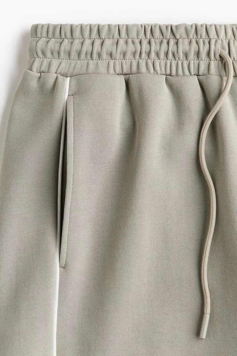 Loose Fit Sports shorts with DryMove™