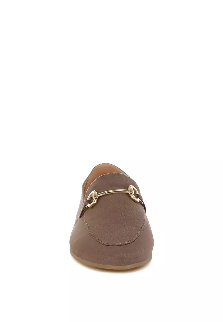 Sepatu Loafer Datar Hias Horsebit dalam Warna Taupe