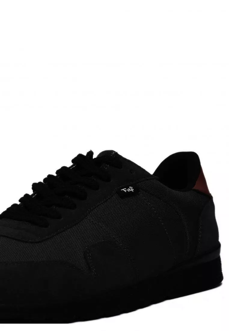 Nordic Black Sepatu Pria Sneakers