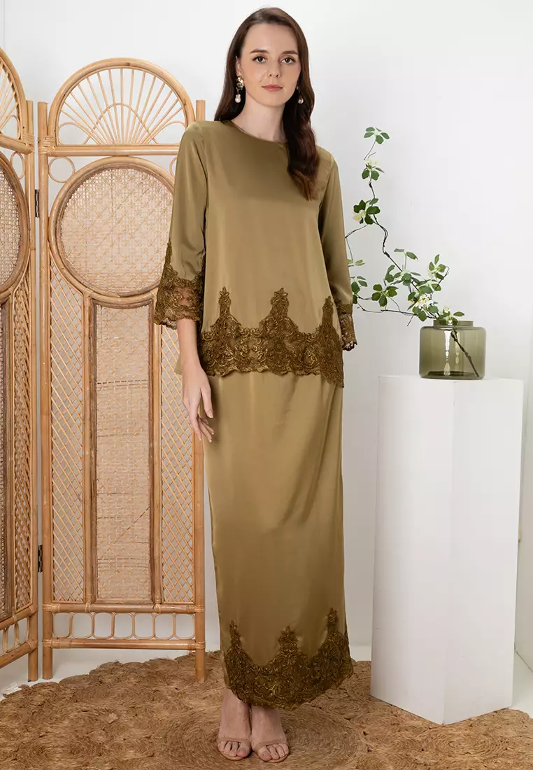 SERI Luxe Lace Sulam Baju Kurung Kedah Kipas Belakang in Olive Green Gold