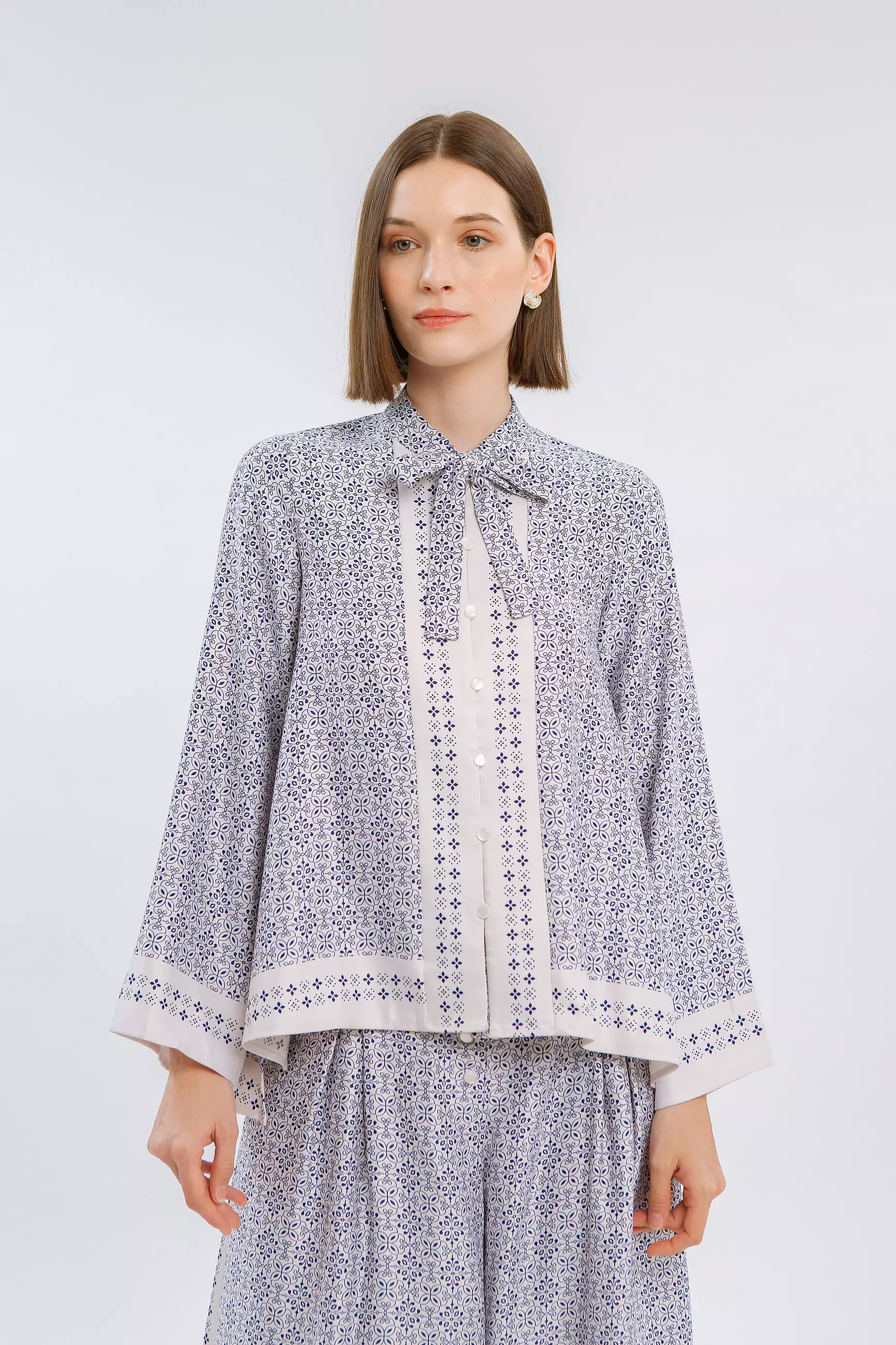 Minimal Anindita Blouse Blue White Warna BLUE WHITE