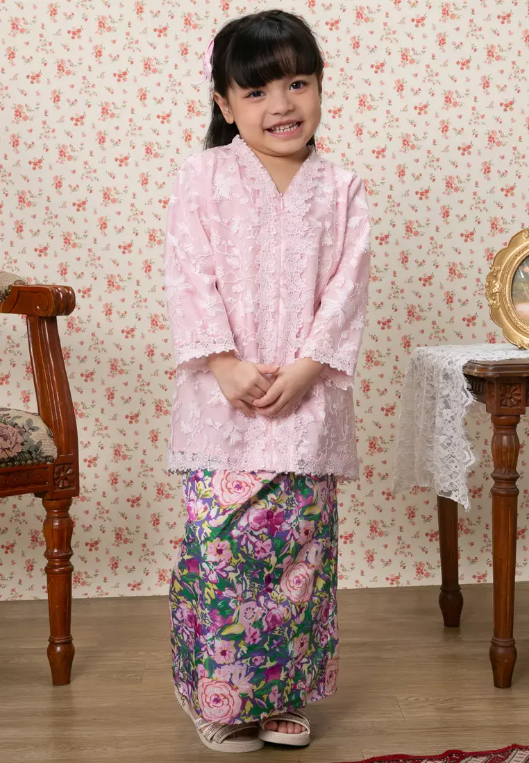 AURA LACE KEBAYA SET