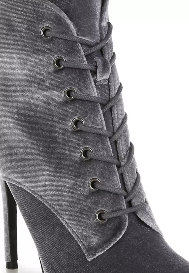 Sepatu bot hak tinggi beludru warna abu-abu