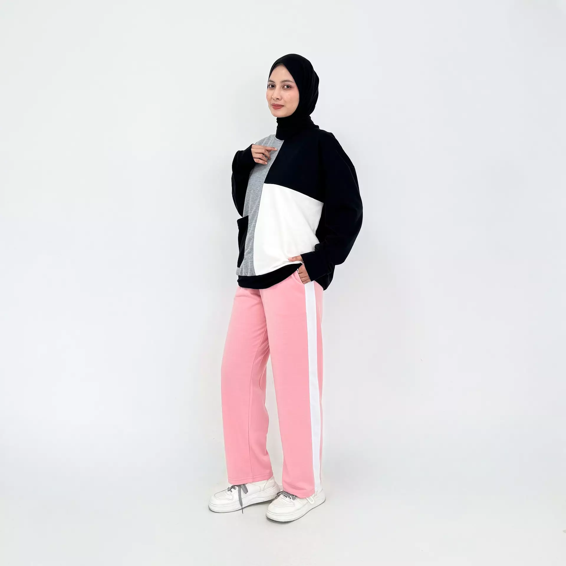Set Sporty Sweatpants Gitara - Setelan Baju Olahraga Padel Wanita