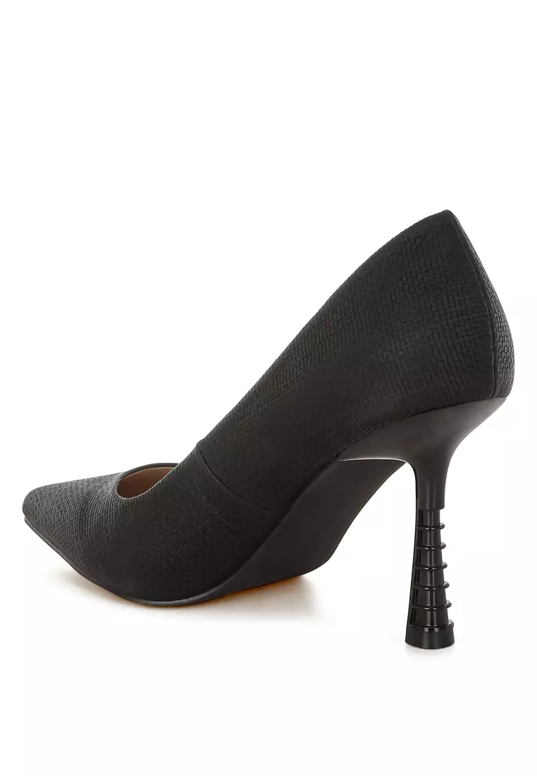 Pointy Toe Pumps in Black
