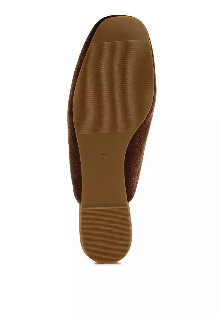 Sandal Beludru Detail Rumbai Warna Cokelat