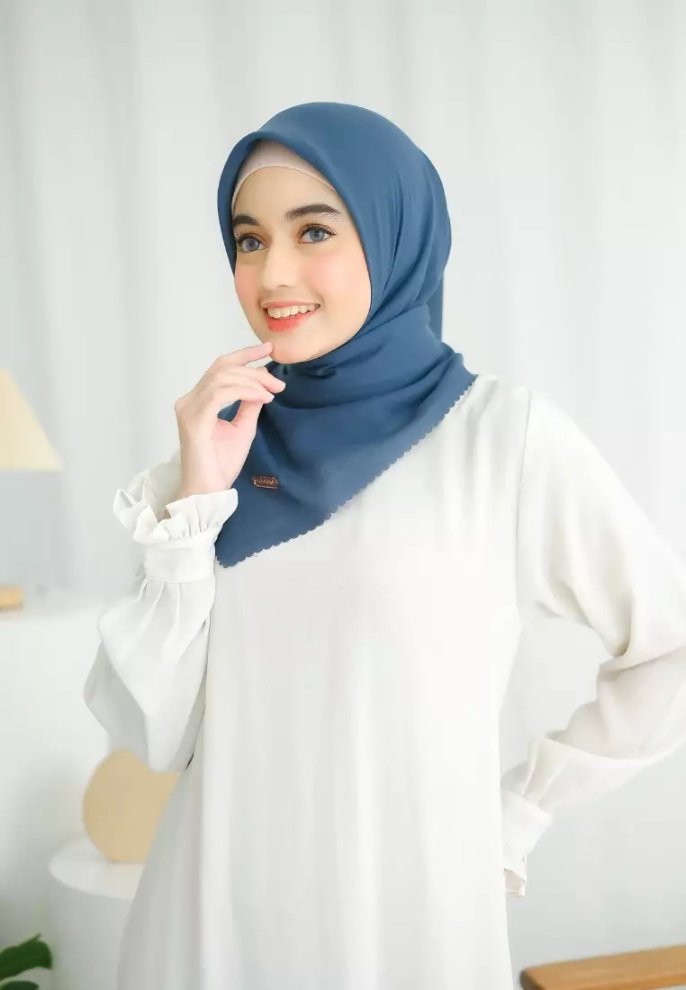 Hijab Segi 4 Voal Sajida Navy