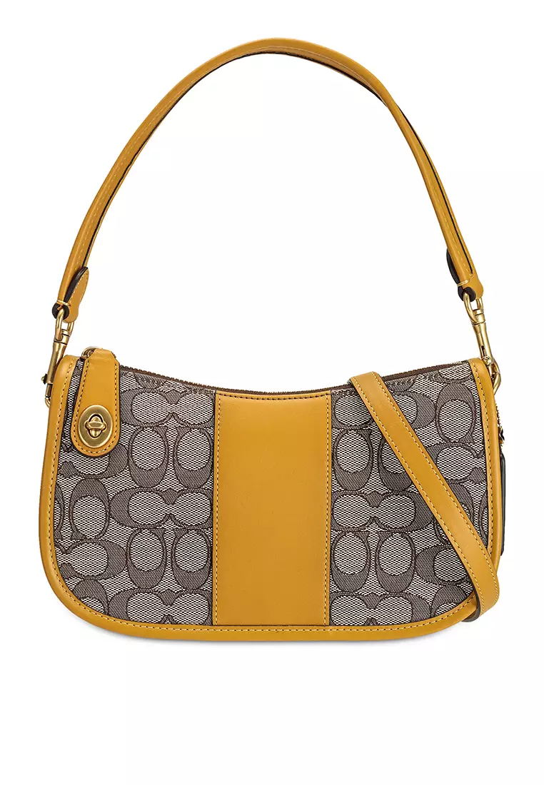 Coach swinger discount in signature jacquard