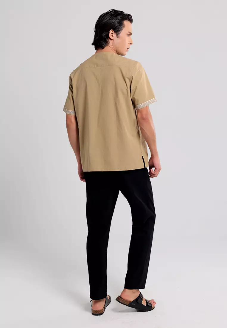 MANZONE X Adipati Dolken - Kemeja Koko Lengan Pendek Pria Jannah Comfort Fit - Brown