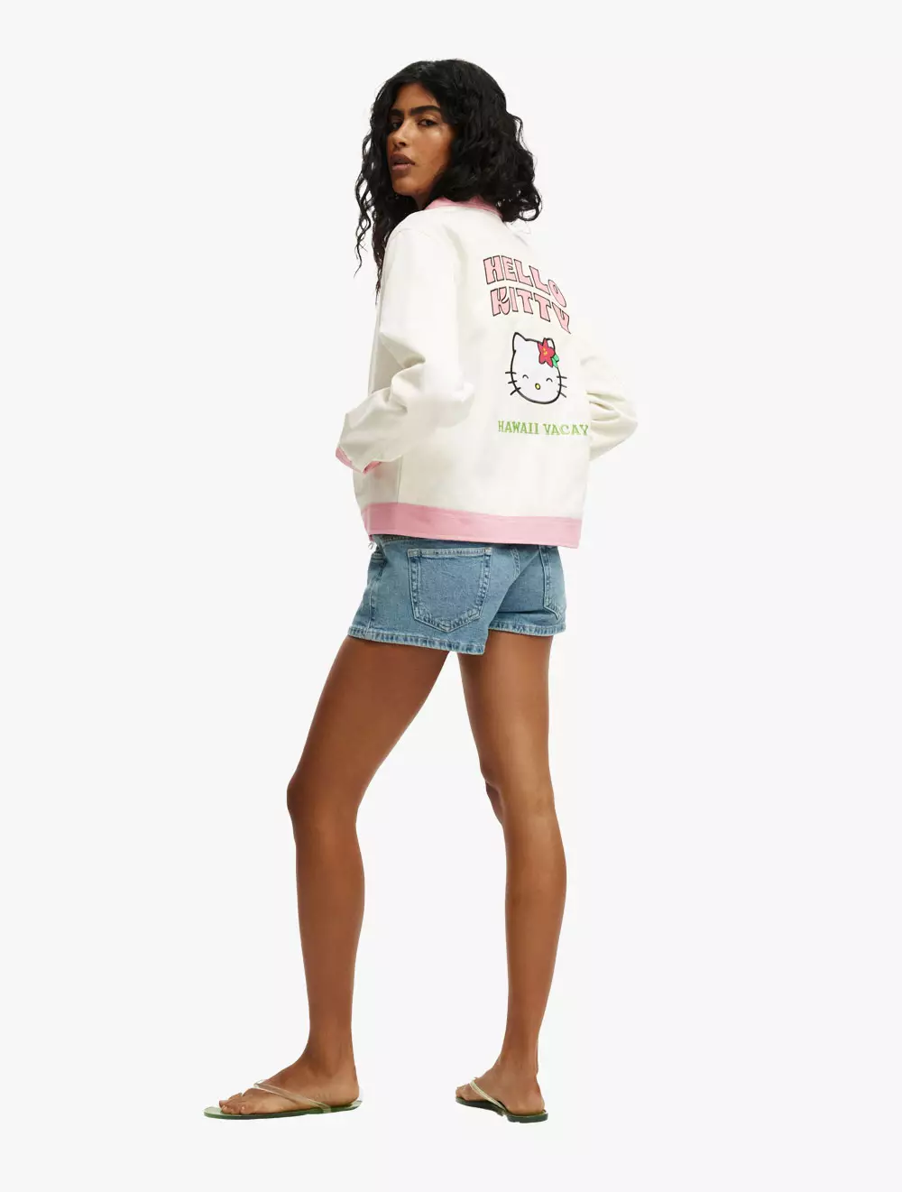 COTTON ON - PAKAIAN - HELLO KITTY TRUCKER JACKET - LCN SAN HELLO KITTY / ECRU