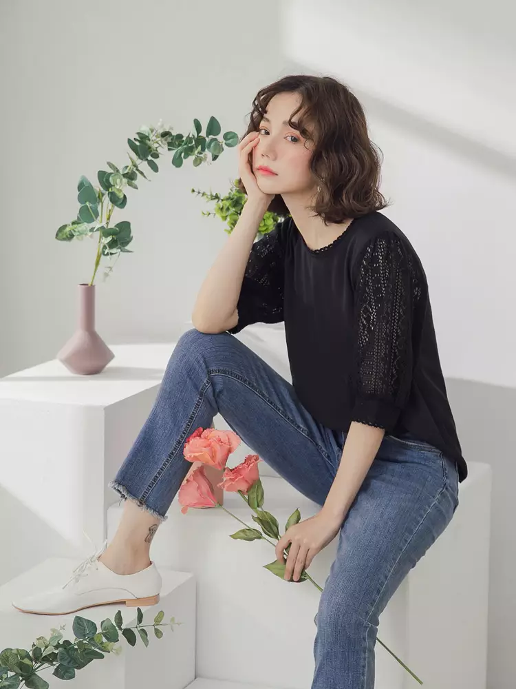 純色雪紡拼接袖蕾絲領口五分袖上衣《AB10879》