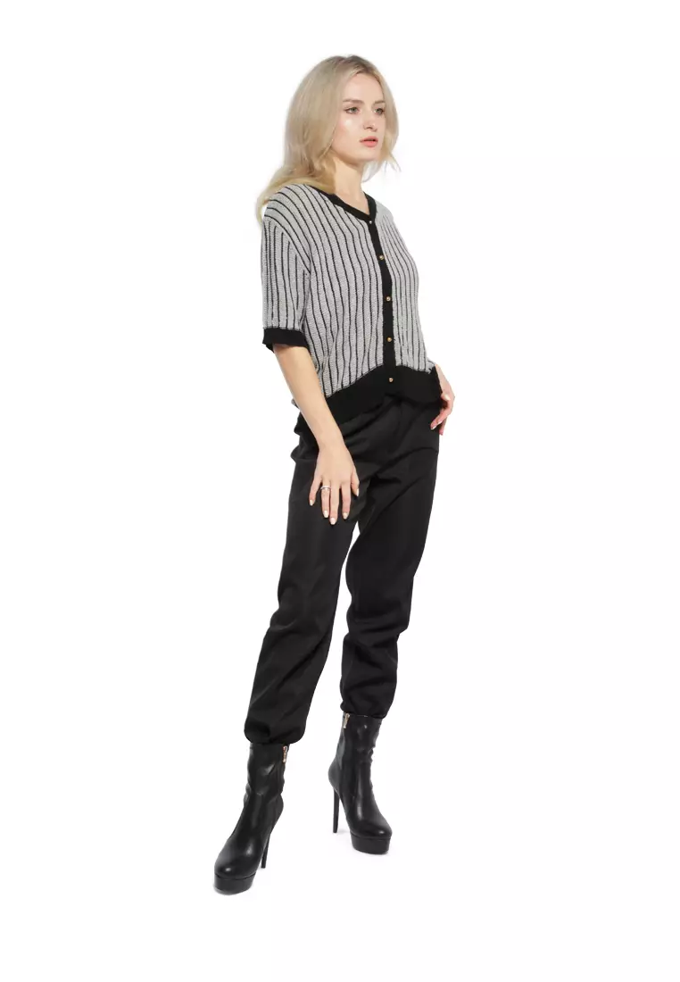 Atasan Rajutan Kabel Leher V Hitam