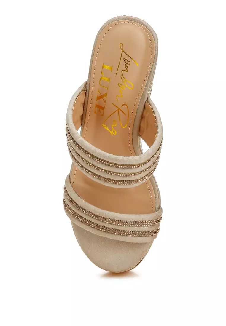 Sandal Wedges Berhias Berlian Imitasi dalam Warna Krem