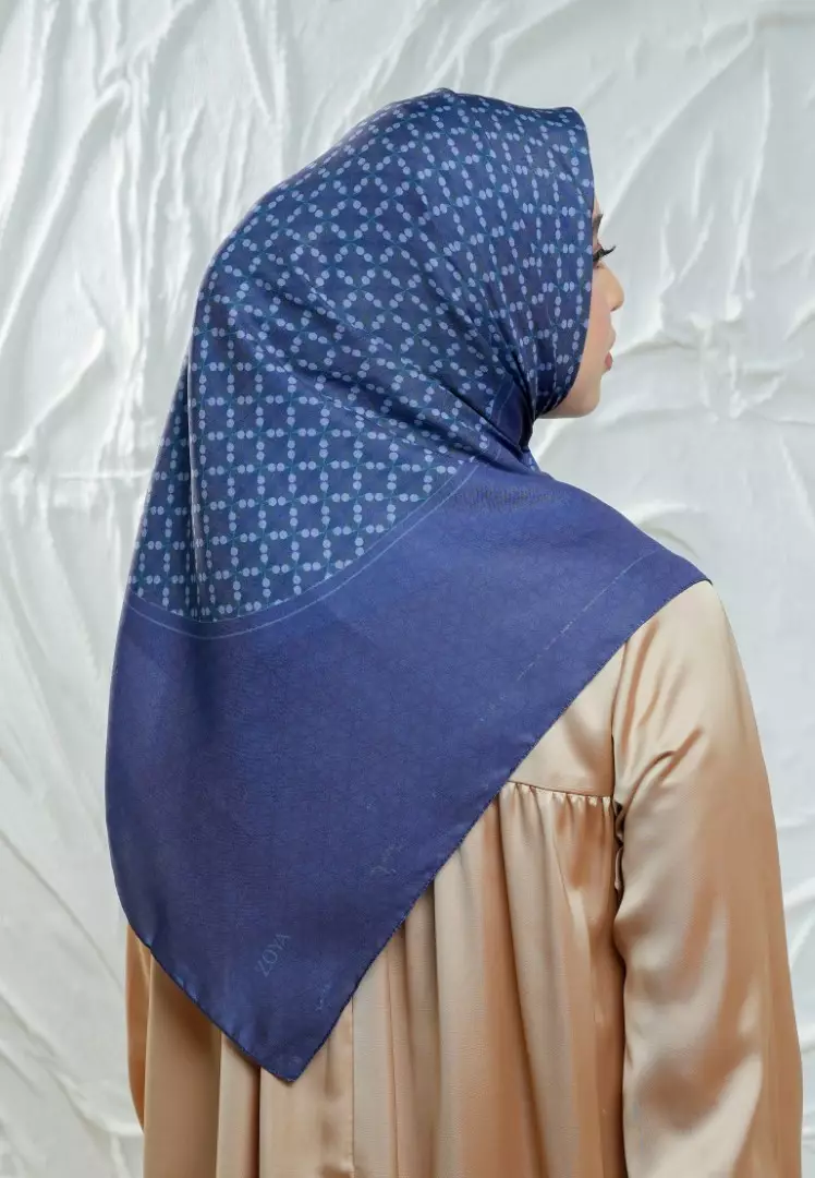 AMARAN Scarf Navy - Kerudung Hijab Segiempat Motif With Pouch - Bahan Poly Fine - Ukuran 110x110