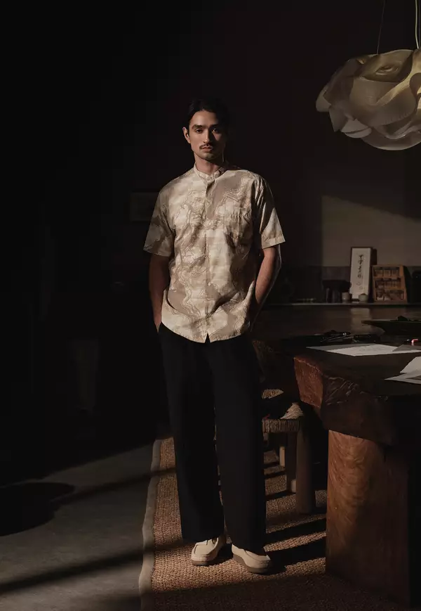 LARUSSO Earth of Whisper - Kemeja Changi Koko Printing Pria Lengan Pendek - Masyar