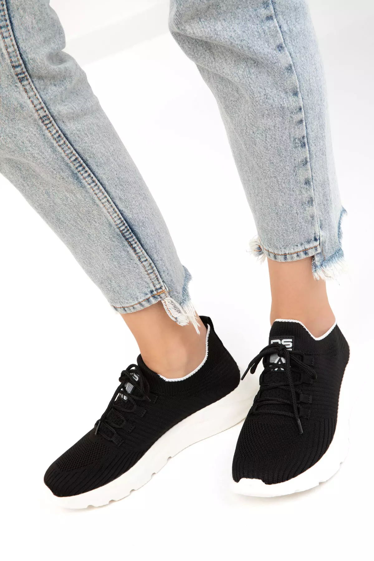 19727 Model Black Women's Sneakers