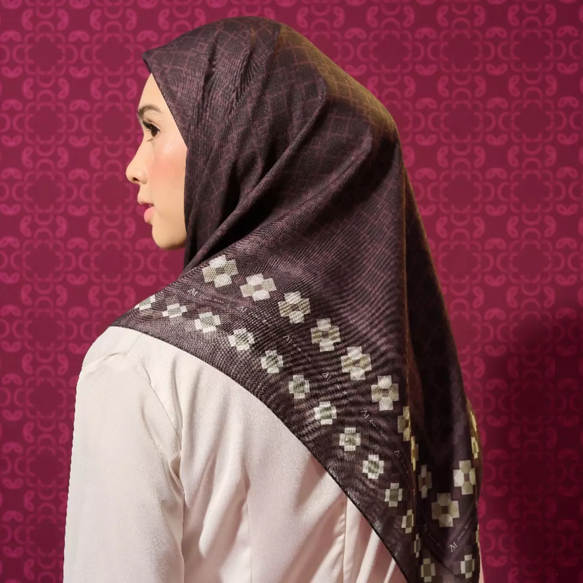 [INCLUDE PREMIUM HARD BOX] ZM Zaskia Mecca - Scarf Harmoni Series Alur Maroon | Hijab Premium Square Motif | Kerudung Segi Empat