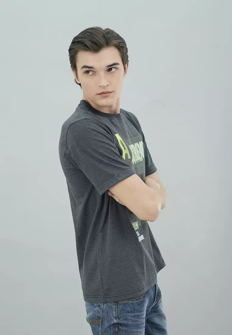 Johnwin - Kaos Casual - Motif Sablon - Abu - Slim Fit - ATS.622.M479.01.C-S/S - Free Keychain