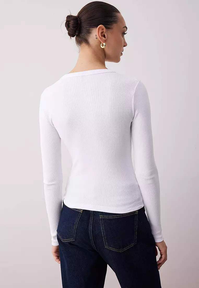 White Crew Neck Buttoned Fitted/Fits The Body Flexible Ribbed Knitted Blouse