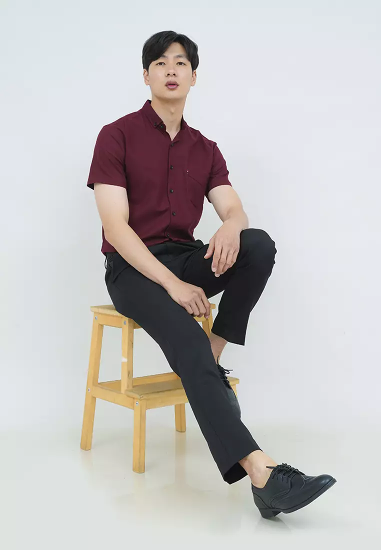 Kemeja lengan pendek pria formal slim fit maroon houseofcuff