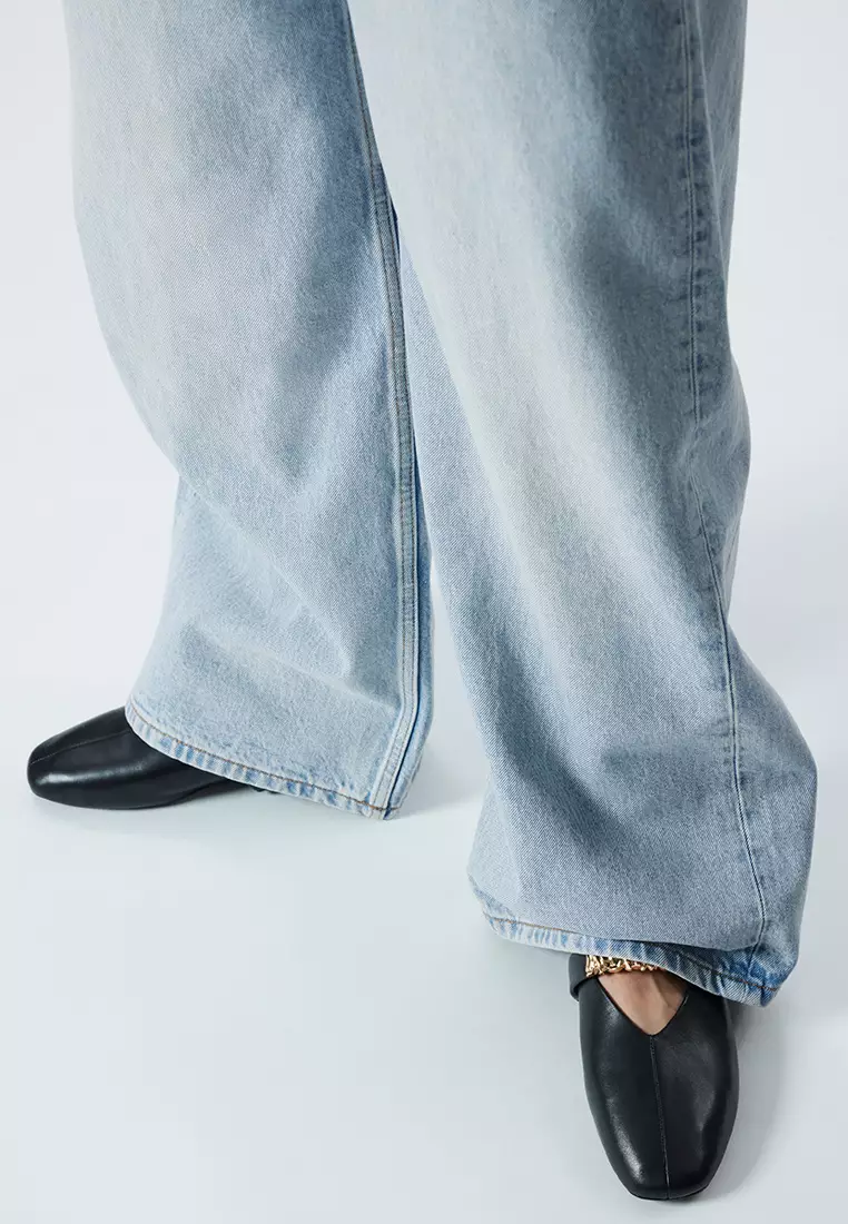 Relaxed Wide-Leg Jeans