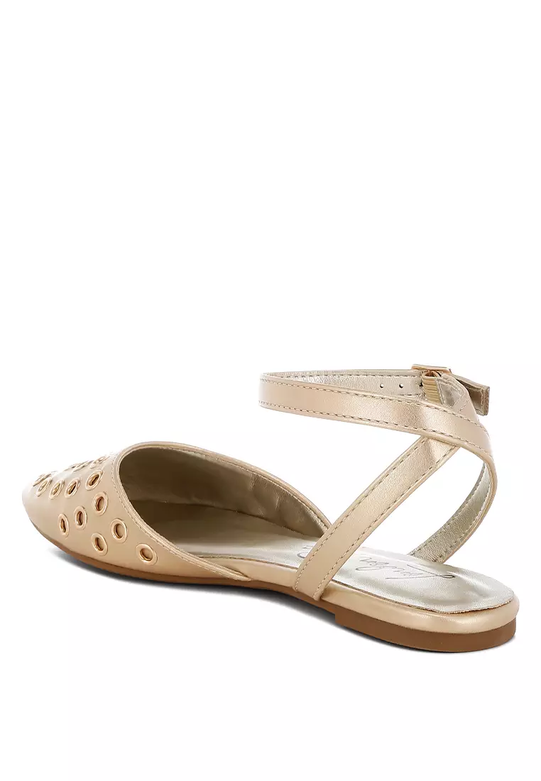 Sandal Datar Berdetail Lubang Tali Metalik Warna Emas