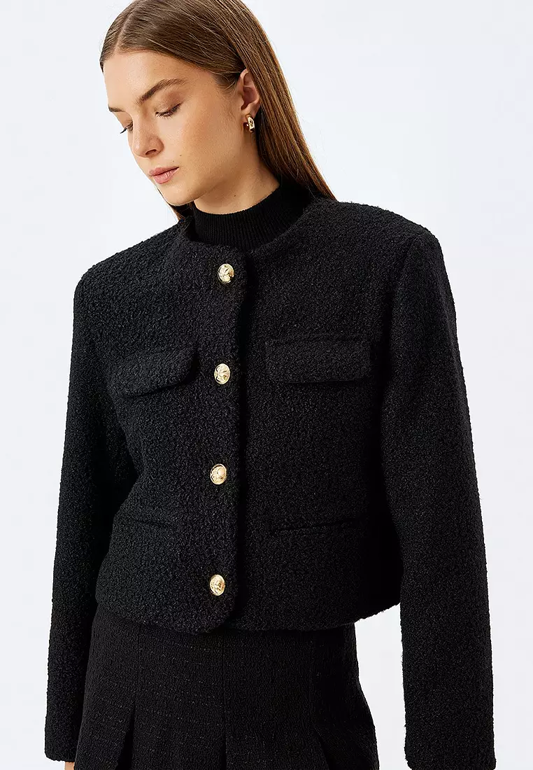 無領短版粗花呢西裝外套，帶翻蓋口袋細節