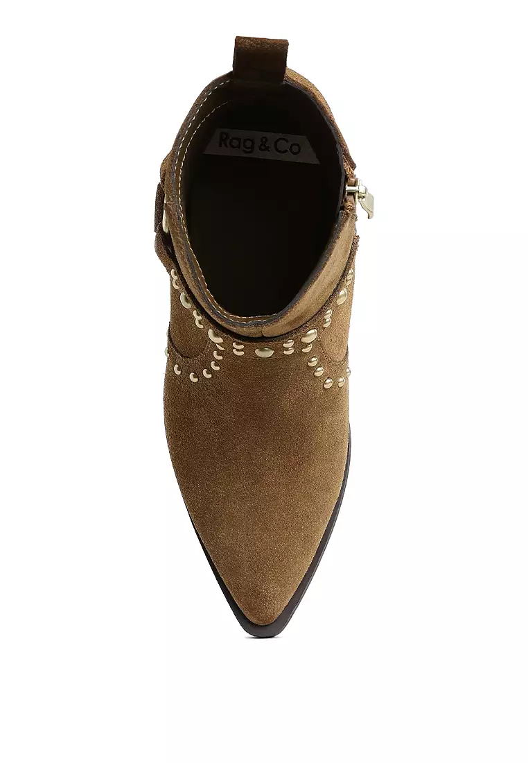 Sepatu bot bertabur paku berbahan suede warna kelabu kecokelatan