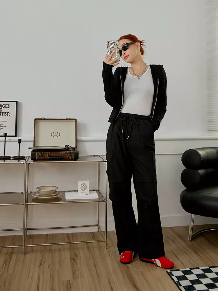 素色腰鬆緊膝打褶大口袋縮口工裝褲《BA7567》