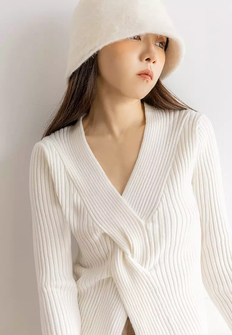 OB嚴選 性感V領造型扭結坑條針織長袖上衣《FA2625》