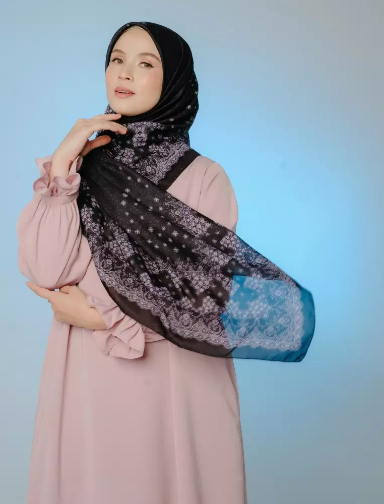 ZOLA Scarf Black - Kerudung Hijab Segiempat Motif With Pouch Ziplock - Bahan Poly Fine - Ukuran 110x110