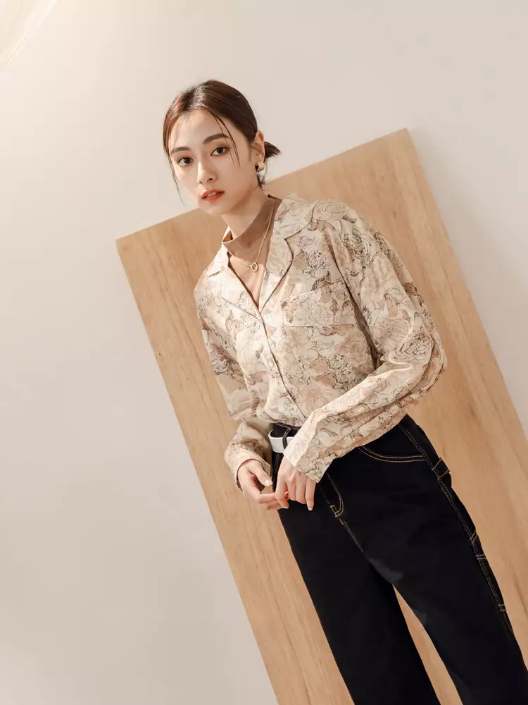 Wrinkle-resistant textured printed collared long-sleeve top [AB18848]