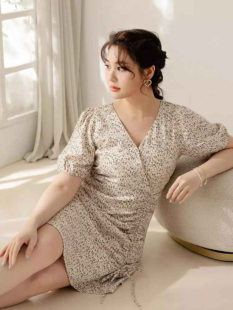 雲朵自訂款-碎花V領泡泡袖修身抽皺短洋裝《DA10085》