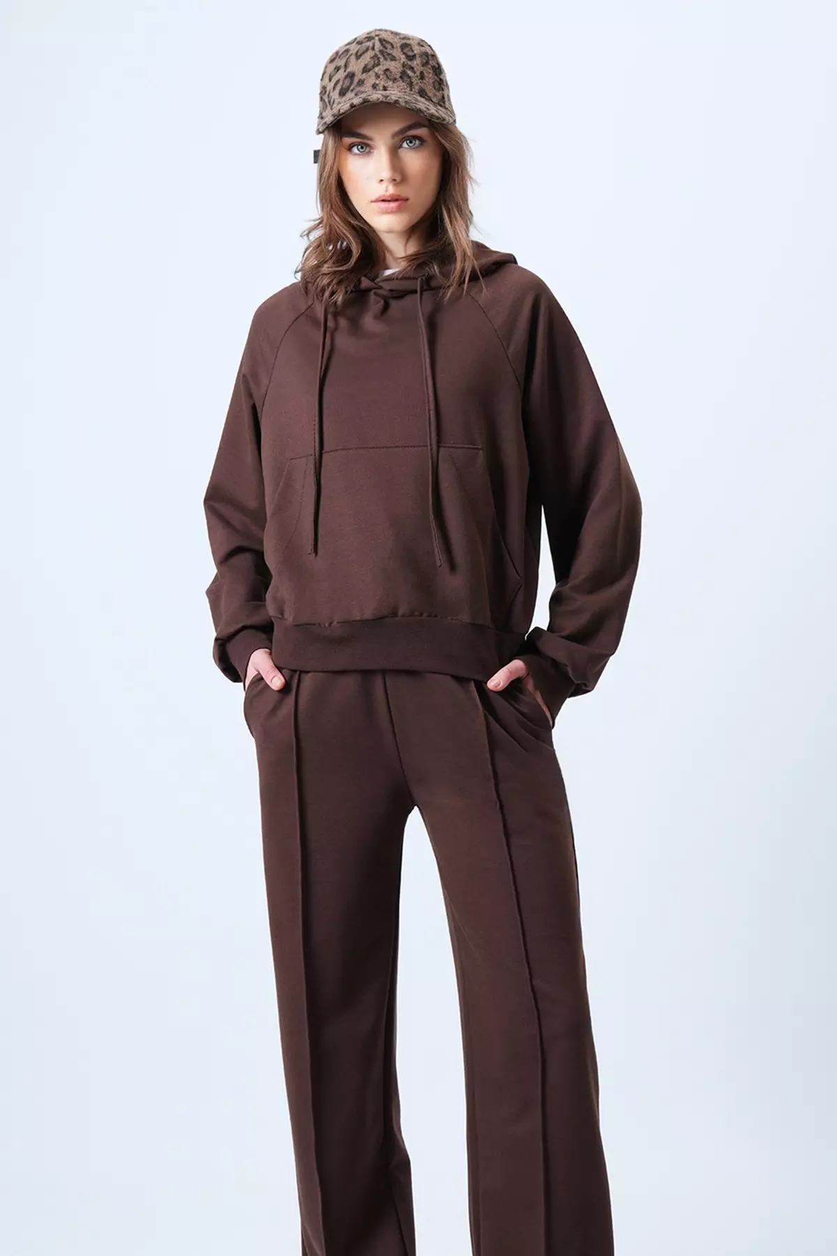Brown Kangaroo Pocket Crop Sweatshirt And Comfortable Cut Trousers Set Alc-X14609