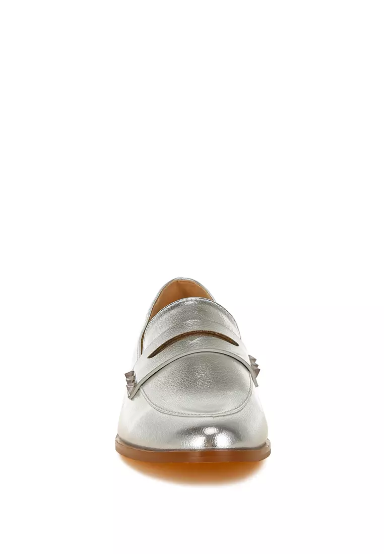 Sepatu Loafer Metalik Penny Strap dalam Warna Perak