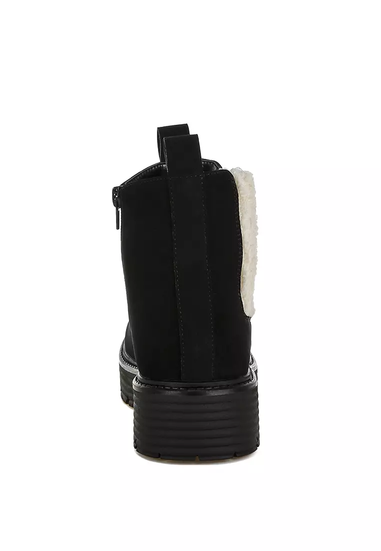 Sepatu bot tebal dengan detail bulu imitasi berwarna hitam