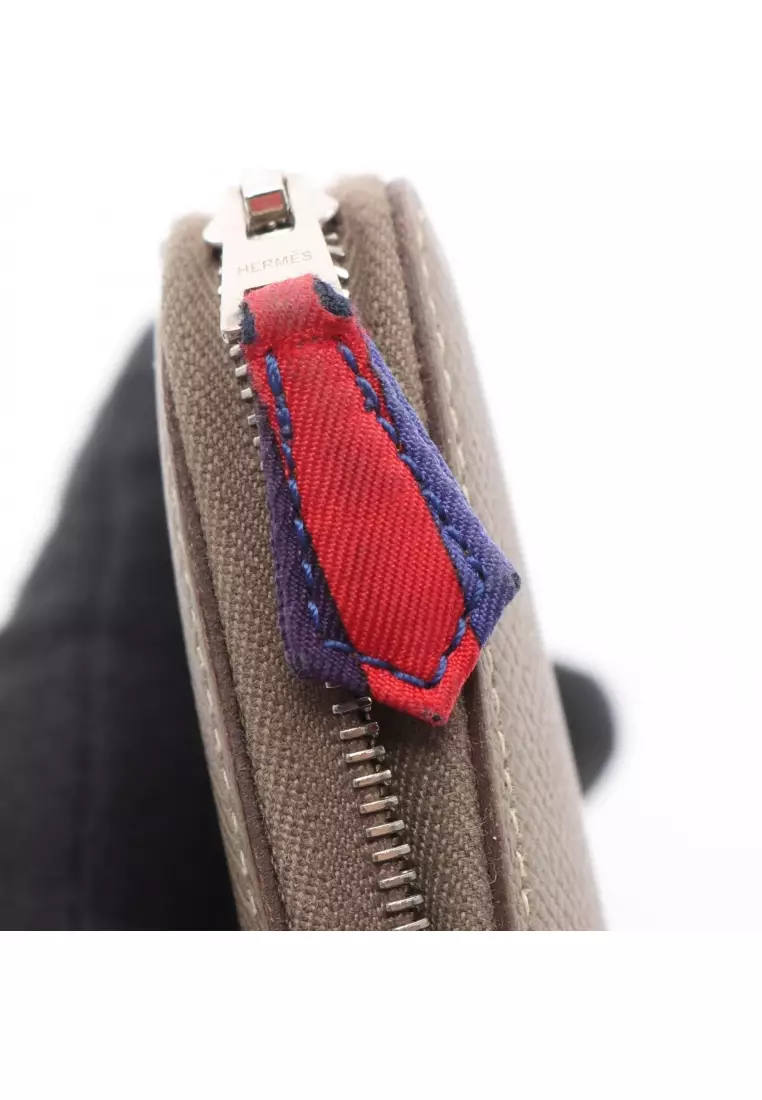 Pre-Loved Hermès Azap Compact silk in Etoupe round zipper wallet Veau epsom Gray brown silver hardware □ R stamp