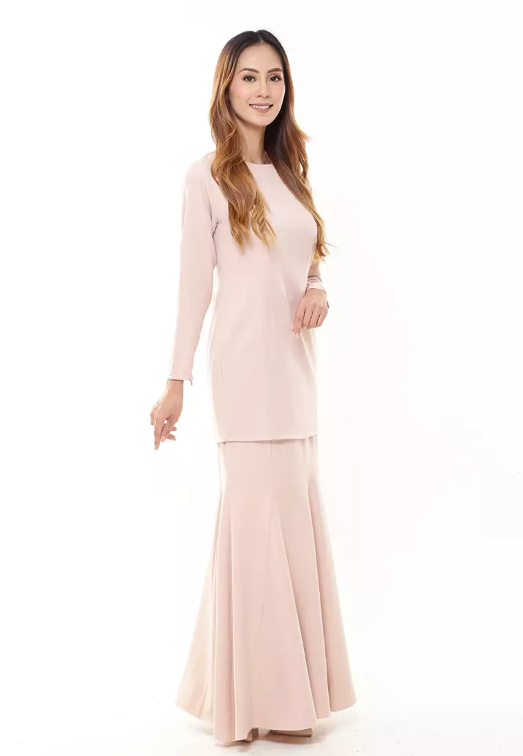 Rina Kurung in Nude