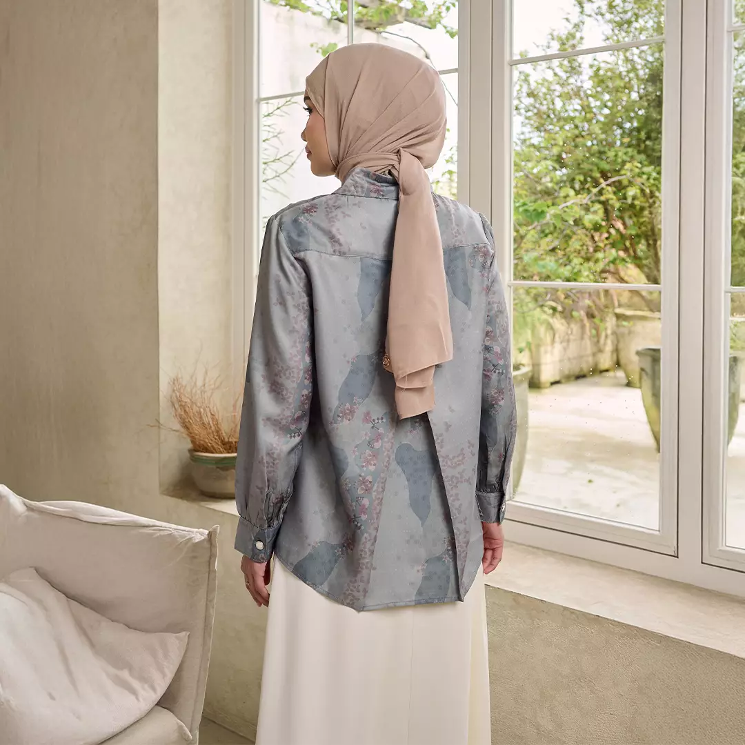 ZM Zaskia Mecca - Yania Coal Blouse Kemeja Wanita - Romansa Khatulistiwa - Bunga Simpur