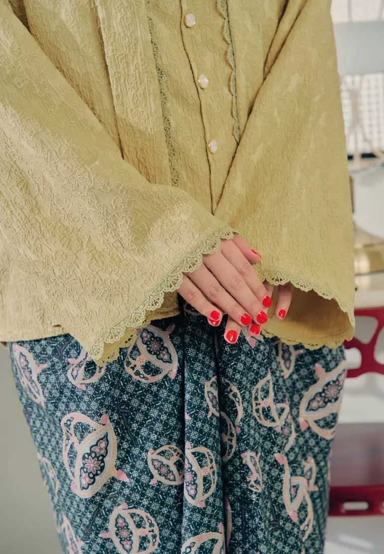KEBAYA ANOM Top in Kedondong Green