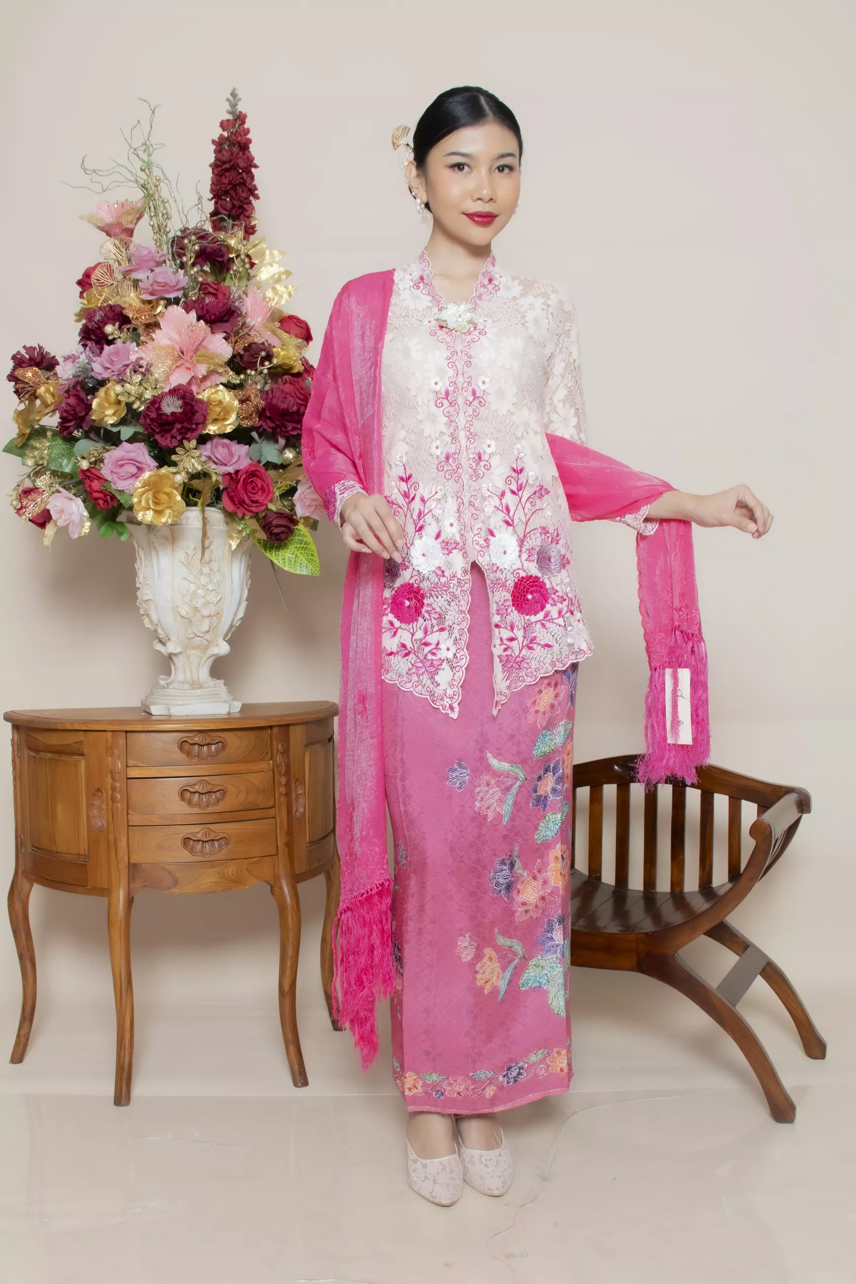 Kebaya Brokat Roses 3 Dimensi in powder pink Color