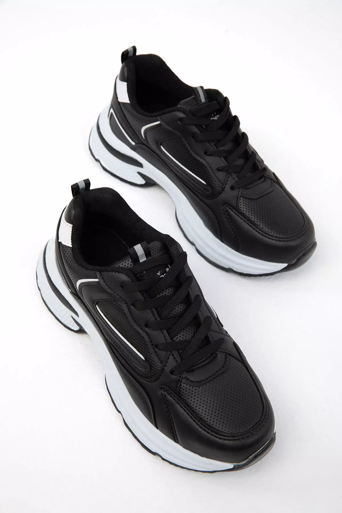 19686 Model Black-White Women's Sneakers