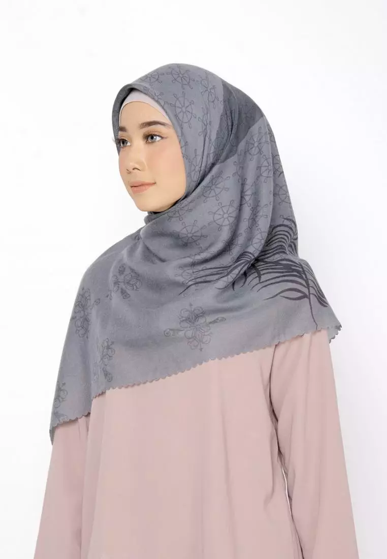 ZM Zaskia Mecca  - Labuan Bajo Dark Grey Scarf Kerudung Segi Empat - Jelita Indonesia