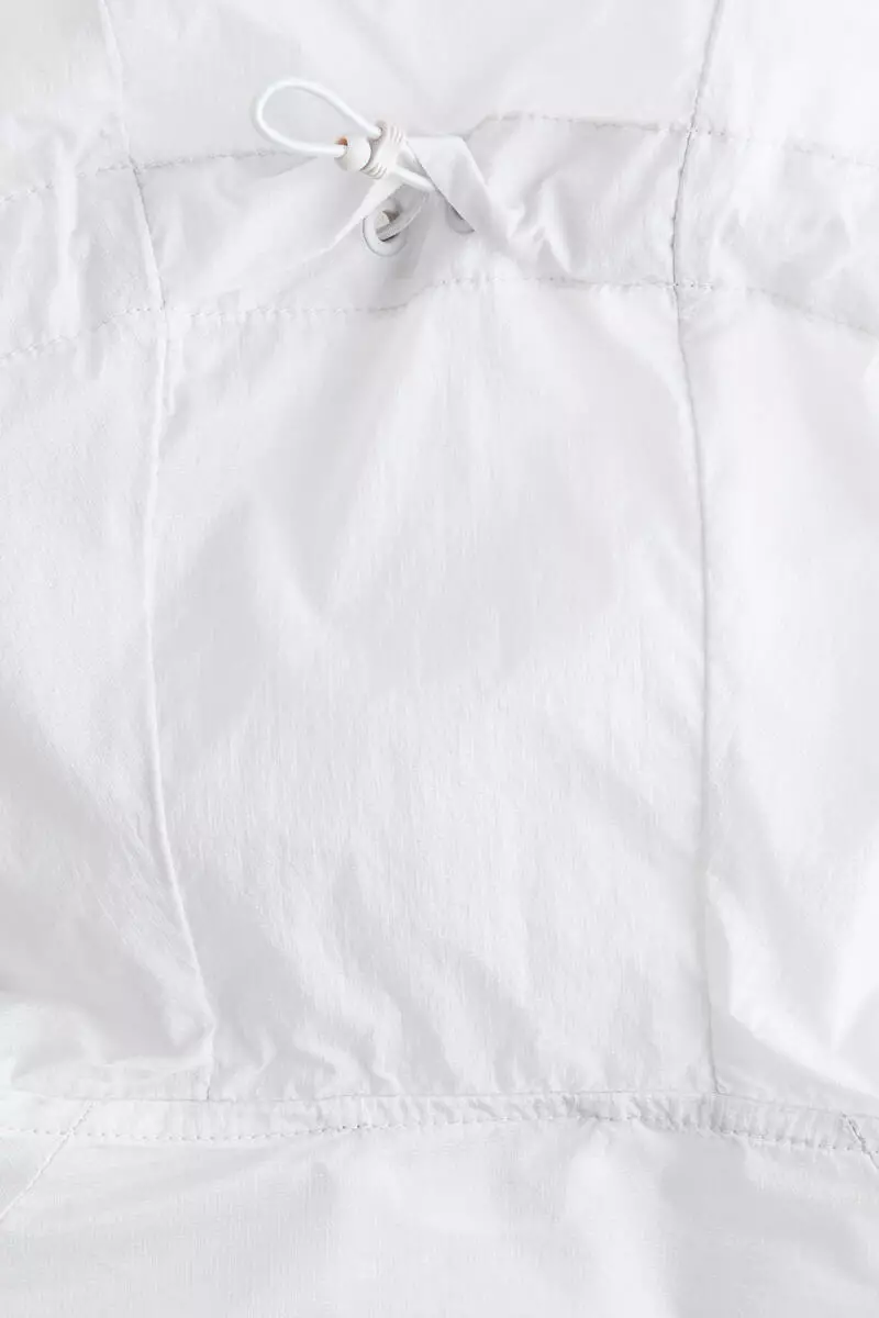Loose Fit Lightweight running jacket with DryMove™