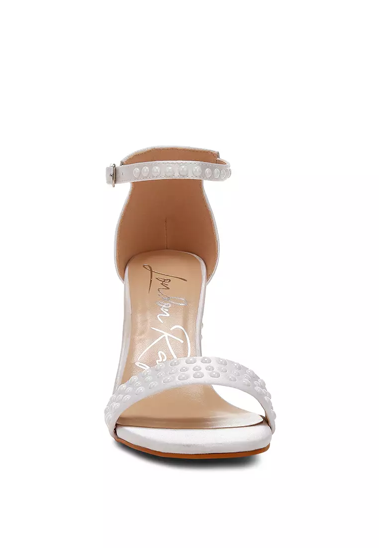 Sandal Satin Berhias Mutiara dalam Warna Off White