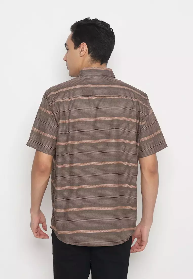 POLICE Kemeja Salur Printing Coklat Tua Regular Fit Pria