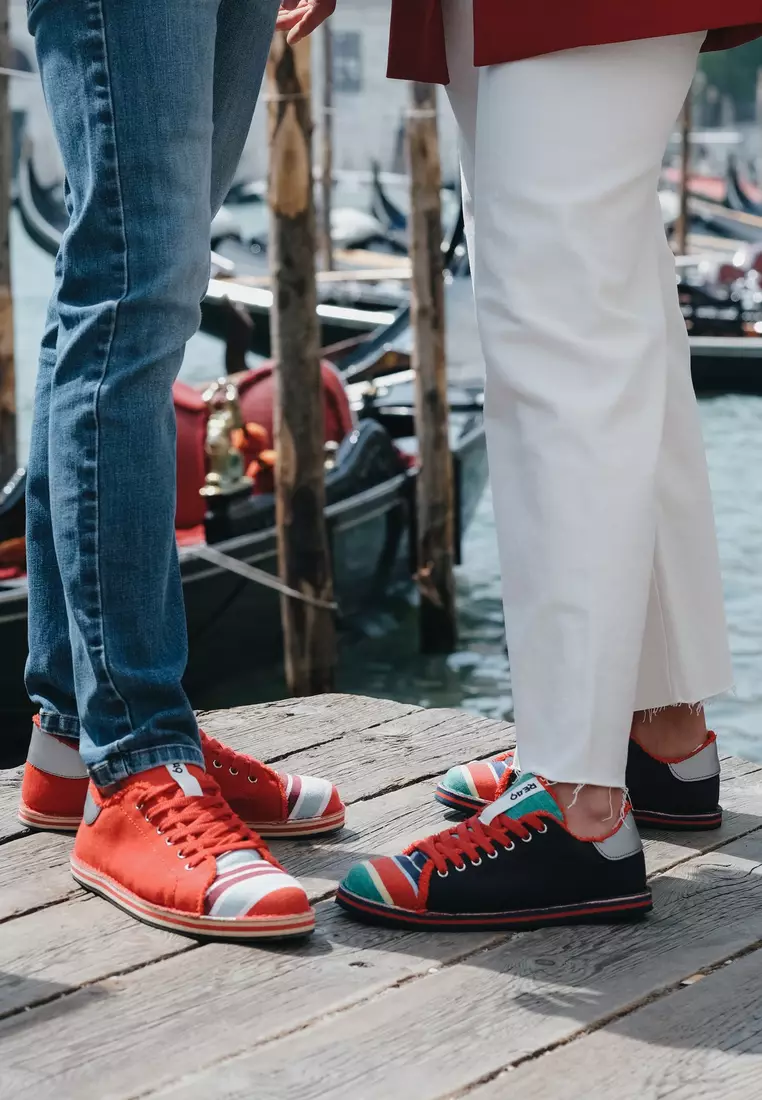 MARE LIFESTYLE Sneakers - Made from 100% Recycled Materials in Italy from Recycled beach beds and chairs fabric and car tyres for the soles. MARE LIFESTYLE sneakers - Red/Grey