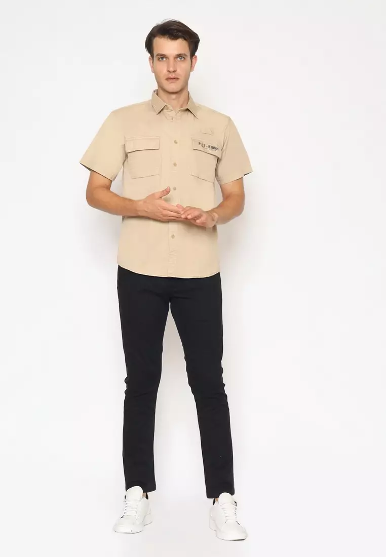 POLICE Kemeja Polos Cotton Twill Kantong Dua Mocca Regular Fit Pria