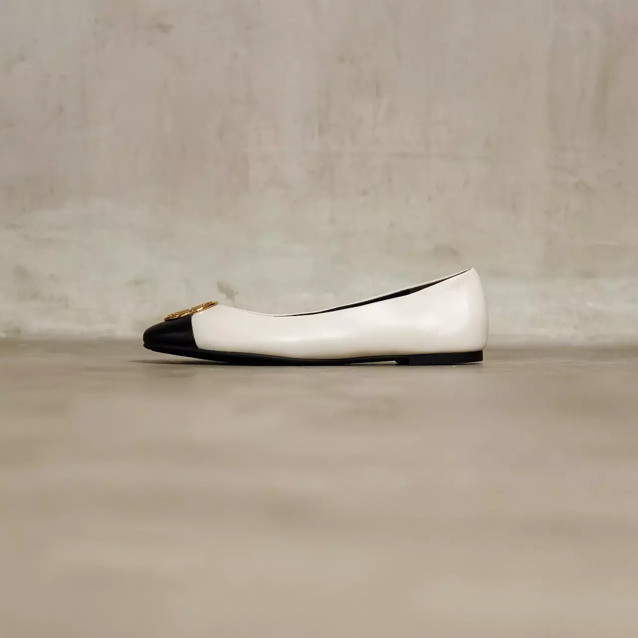 Sepatu TORY BURCH GHW LOGO HALF BLACK WHITE FLAT SHOES 100% ORIGINAL