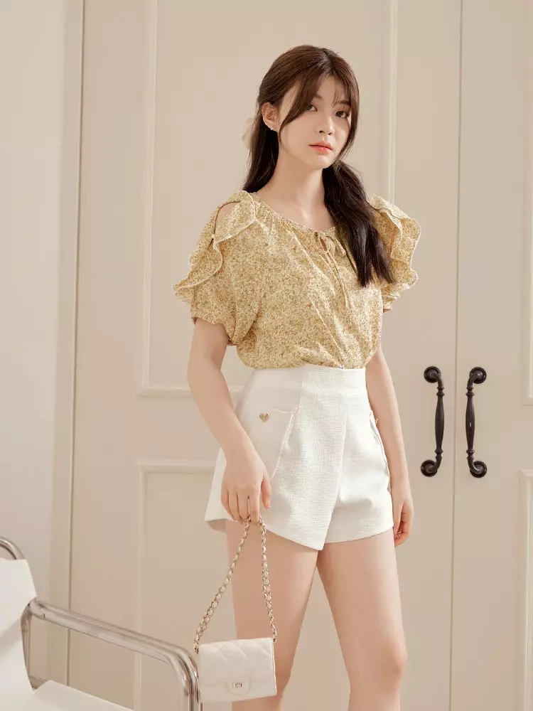 不易皺浪漫荷葉挖洞泡泡袖綁帶上衣《AB19516》